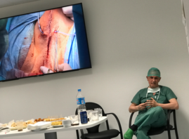 El Dr. G Barbagli explicando detalles de la cirugía realizada