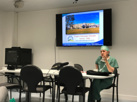 El Dr. G Barbagli mostrando y explicando su Hospital de Arezzo