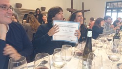 El Dr. Carlos Cano con el Diploma que acredita su premio a la mejor Comunicación de la reunión de HA
