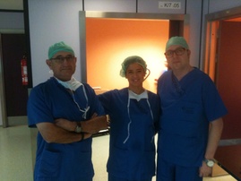 Los Drs. López García y I Linazasoro acompañados del Dr. Palmero (H. de la Ribera) en un moment.