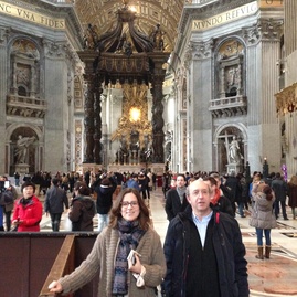 La Dra. Del Canto y el Dr. Sanz Jaka en el interior de San Pedro .