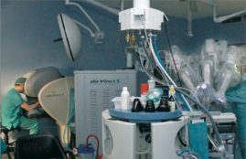 El Dr. J Estébanez en la consola del Robot Quirúrgico Da Vinci